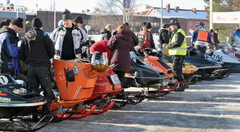Succé för skoterdragracing centralt i Vilhelmina, en härlig blårök la sig över tävlingarna när ett 40