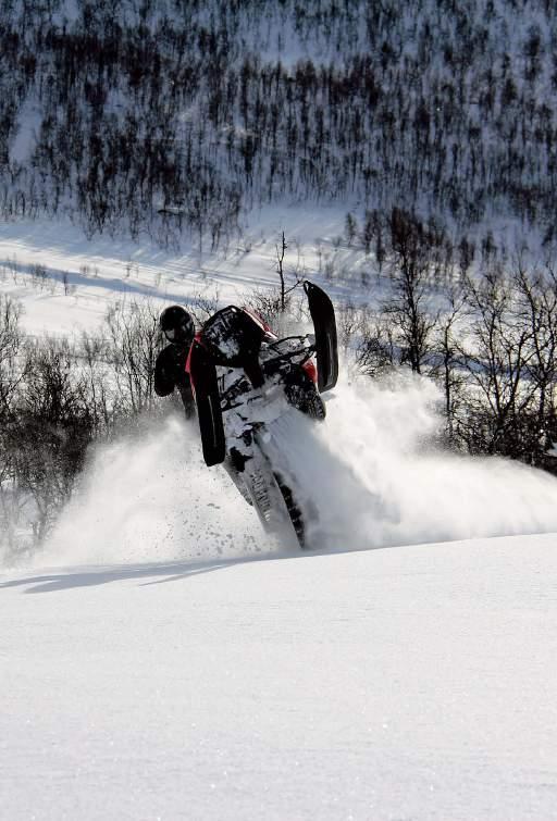 Gurra jagar Anders i cirklar Gurra grillar korv med t-stiftshylsa och brännare Anders har fått resning på RMK:n i Kärleksravinen. Snowrider Weekend liday Club.