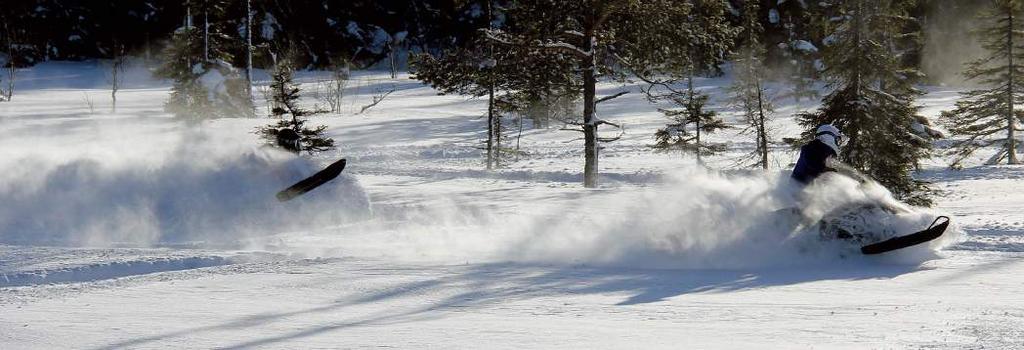 Det tog precis hela dagen att åka eftersom vi var tvungna att utnyttja varenda myr. Med ett brett leende for vi runt och surfade fram och tillbaka. Snön var så lätt att det bara sprutade åt alla håll.