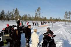 nu skulle vi visa Gurra och Kristoffer vilken natur det är och då är sikten noll. Vi drog norrut och åkte i kanterna av sjön Bajip Njuorajavre och lekte.