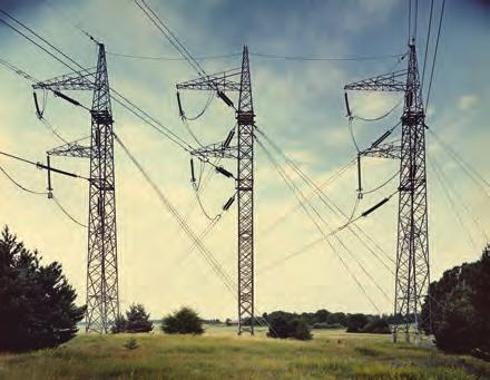 1 LUFTLEDNING Den planerade 400 kv luftledningen avses i huvudsak att uppföras med portalstolpar i stål. Ledningen har tre faser samt två topplinor ovanför dessa, se figur 4.2, översta bilden.