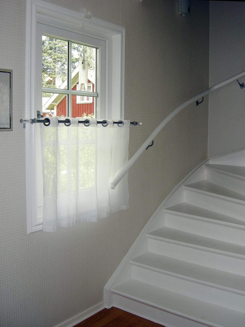 Referenser PVC 1-luft fönster på bv. utåtgående med utanpåliggande 26 mm spröjs.