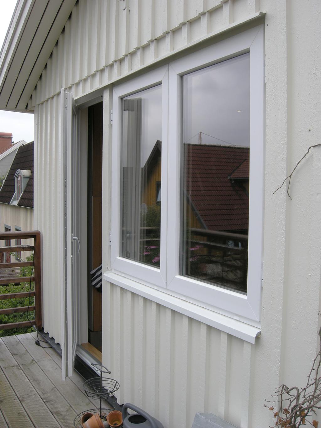 Referenser PVC Altandörr med 2-lufts utåtgående fönster.