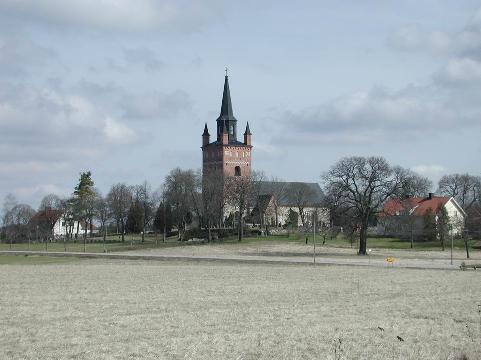 BJÖRKSTA KYRKA Björksta Prästgård 2:2, Björksta församling, Västerås kommun, Västmanlands län BESKRIVNING Kyrkomiljön Björksta socken sträcker sig från Mälaren mot norr, utmed Sagån som utgör östra