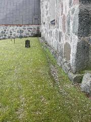 Häckar och planteringar förekommer men de tätt liggande gravvårdarna dominerar blickfånget. 1978 invigdes en nyare kyrkogård på sluttningen väster om kyrkan och nedanför denna finns en minneslund.