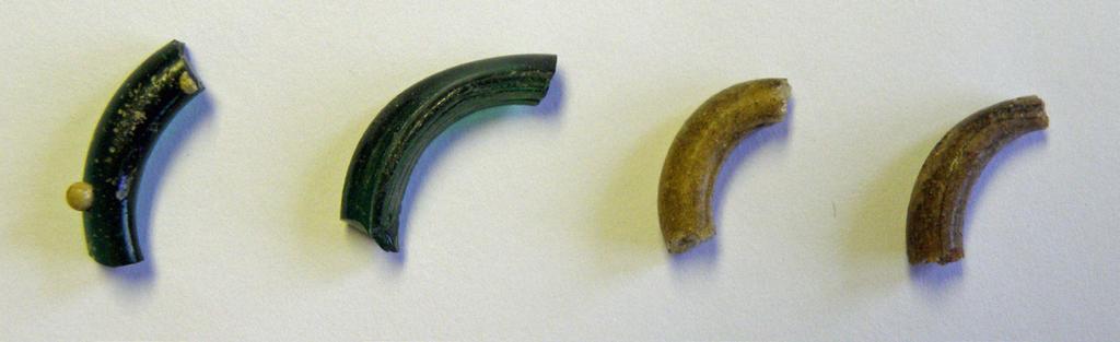 GEORG HAGGRÉN Figur 1. Fyra fingerringsfragment från Åkroken 3 i Nyköping (SHMM Åkroken 3: F1009, 1252, 7871, 7872). SHMM. Foto G. Haggrén. s. 310 313; Wedepohl et al 1995; Wedepohl 2003, s. 150 156).