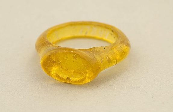 Glasfingerringar etnicitetsbärande indikatorer på slavisk närvaro i skandinaviska städer under 1100- och 1200-talen?