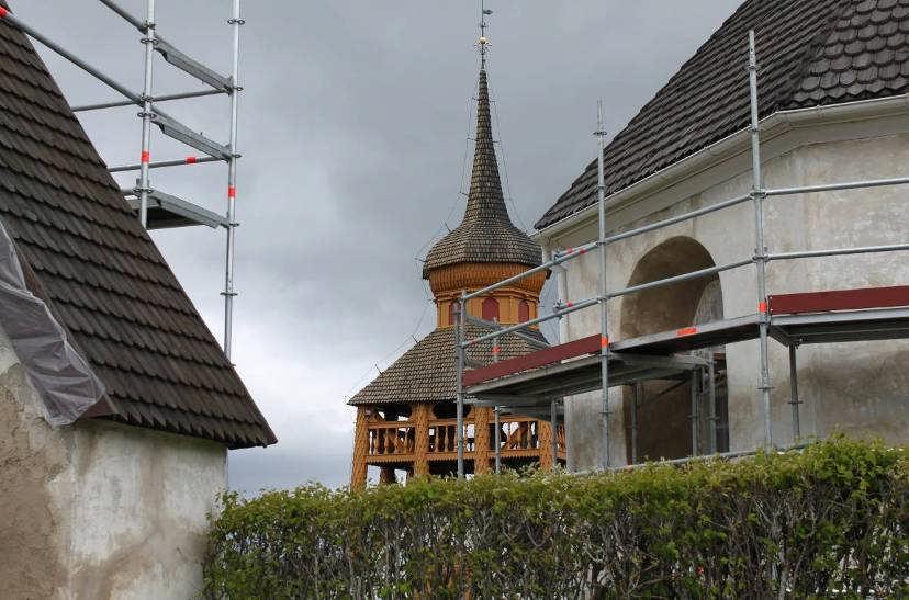 Beskrivning av utförda åtgärder Fasader Stigporten och kyrkobyggnadens fasader putsades om. De var i relativt bra skick, dock förekom putsskador i huvudsak längs sockel och i anslutning till entréer.