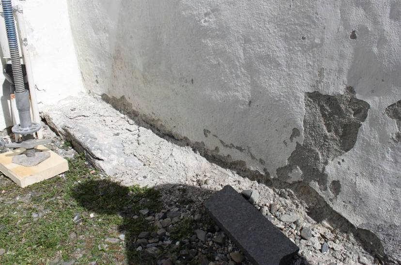 Bild 7. Putsskador förekom längs sockeln.