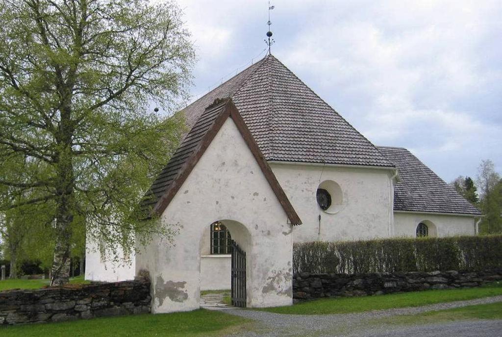 tolkas som en vilja att efterlikna tjärans mörka nyans, vilket sannolikt uppfattades som mer ålderdomligt. Vapenhuset från 1880-talet revs och ett murat vapenhus med spåntäckt sadeltak uppfördes.