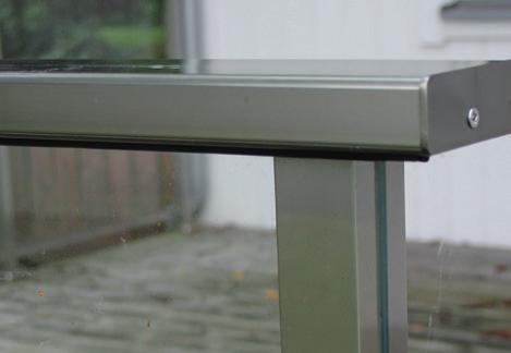 Skyddsmålning: Skyddsmålad (vattenbaserad alkydfärg) utvändig panel, utvändiga foder, takfotsbrädor och vindskivor.