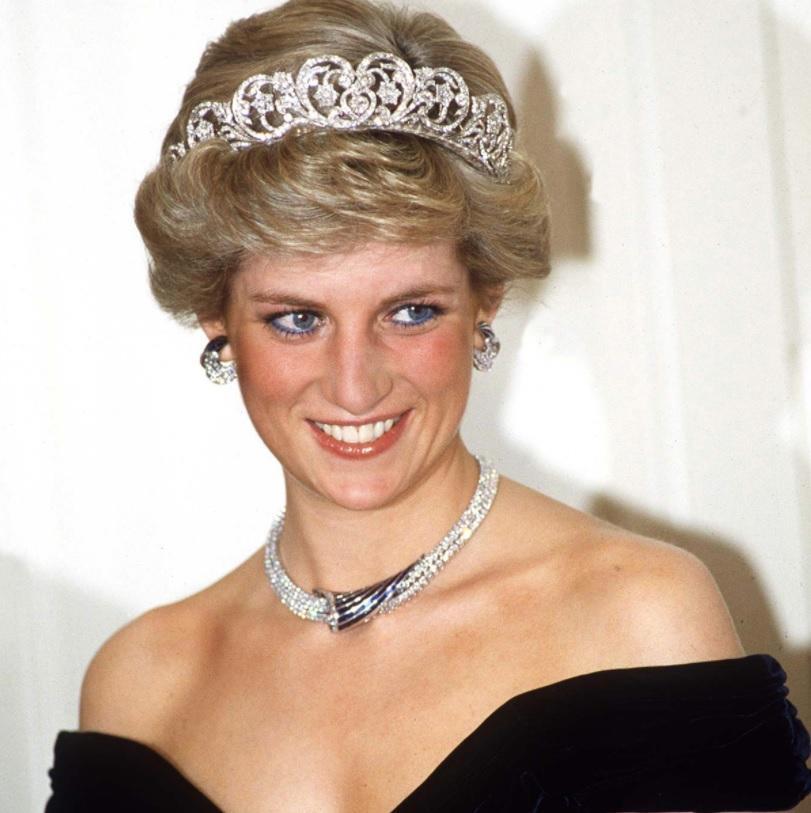 Om Diana Diana, prinsessa av Wales, var en av världens mest omtalade kvinnor, från det att hon förlovade sig med kronprins Charles 1981, till sin död 1997.