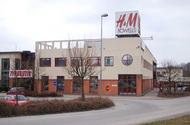 H&M Rowells, Borås Nybyggnad av H&M:s centrallager på Hultaområdet i Borås. Byggstart januari 1999 Byggkostnad ca 20 mkr F-btkn Byggmånader 8 Entr.