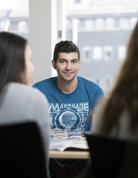 SAMHÄLLSVETENSKAP OCH HUMANIORA Historia // Psykologi SAMHÄLLSVETENSKAP OCH HUMANIORA HISTORIA 1B KURSKOD: HISHIS01B Denna kurs bygger vidare på grundskolans studier i historia.