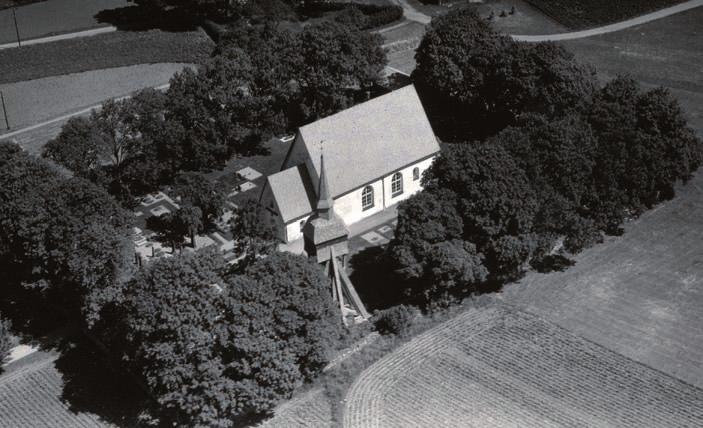 Det andra från 1946 åskådliggör delvis västra delen av kyrkogården. Då trädkransen vid denna tid var så tät och bestod av stora lövträd, så skymdes stora delar av kyrkogården på båda fotografierna.