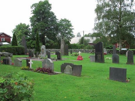 Gångsystem Mellan västra ingången och vapenhuset i kyrkan går en rak gång belagd med fyrkantiga skifferplattor. Vid bårhuset finns en gång med sjöstensplattor som slutar i en ramp upp till muren.