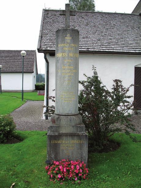 Kvarter C och F Allmän karaktär Kvarter C ligger norr om och F ligger öster om kyrkan. Det är ganska glesa kvarter som domineras av låga gravvårdar.