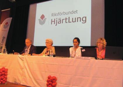 tre från förbundskansliet. Sedan valdes som vanligt protokolljusterare och tre rösträknare. Jag blev vald att räkna röster. Lugnt, tänkte jag. Hur mycket brukar de få jobba?