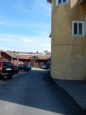 För att åstadkomma en byggnad som förstärker gaturummet skulle den behöva läggas som souterränghus mot Värendsgatan. Det medför att den befintliga vegetationen av stora ekar skulle behöva tas ned.