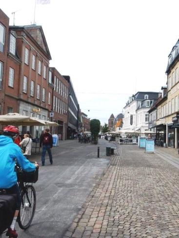 Något förslag på förändrad utformning ingår inte i denna fördjupade översiktsplan men möjligheter finns att binda samman affärstråken bättre med gångpassager och att få till en rundslina i parken.