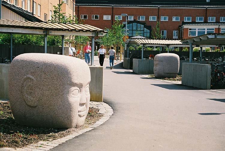Bild 1. Fontänskulptur av Wells Nigel, placerad på entréplatsen, Vrinnevisjukhuset.