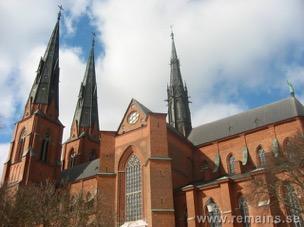 ! kyrkan kan det finnas en altar. Det finns även ett krucifix (korset med Jesus), samt andra föremål som t.ex, skulpturer, dopfuntar, tavlor och ljuskronor.