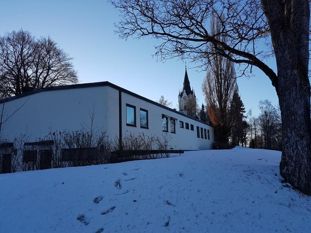 Hus C (ungdomsverksamhet) 450m² BRA Väggar av 2x120mm tegel med 140mm isolering i mitten. Källarplan med 200mm betong isolerad med 70mm invändigt. Vindsbjälkslag i betong med 130mm isolering.