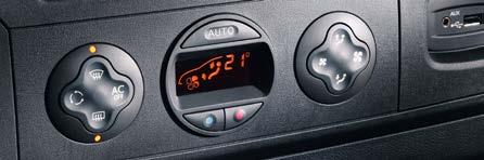 400 kr Dragkrok ACC Backkamera Klimatanläggning Eberspächer med fjärrstyrning 270 graders dörröppning handsfree Skyddsinklädnad i skåp Navigator Fjädrande förarstol Total trygghet med Opel 3-års