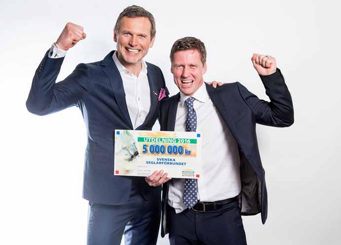 Svenska Seglarförbundet får ökat stöd av Postkodlotteriet Foto: Magnus Sandberg Postkodlotteriets Richard Sjöberg och Seglarförbundets Stefan Rahm jublar över pengar till svensk segling.