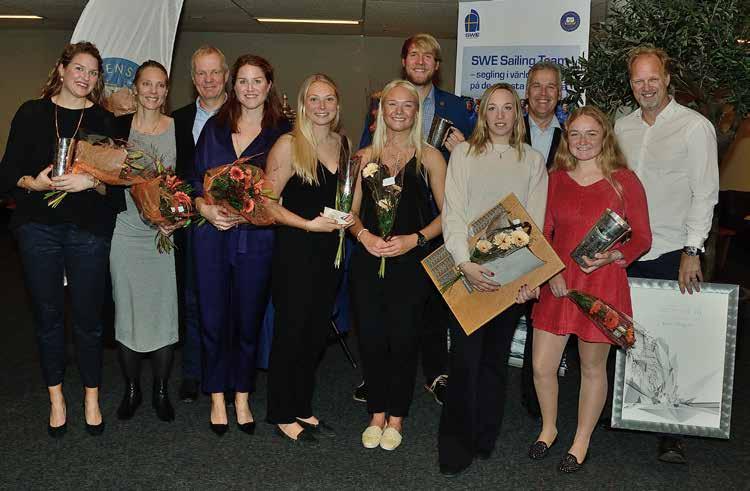 SVENSK SEGLING: UTMÄRKELSER Från vänster: Linnea Wennergren, Lena Engström (avtackad ordförande SSF), Victor Wallenberg (avtackad styrelsemedlem SSF), Annie Wennergren, Rebecca Netzler, Klara Wester,