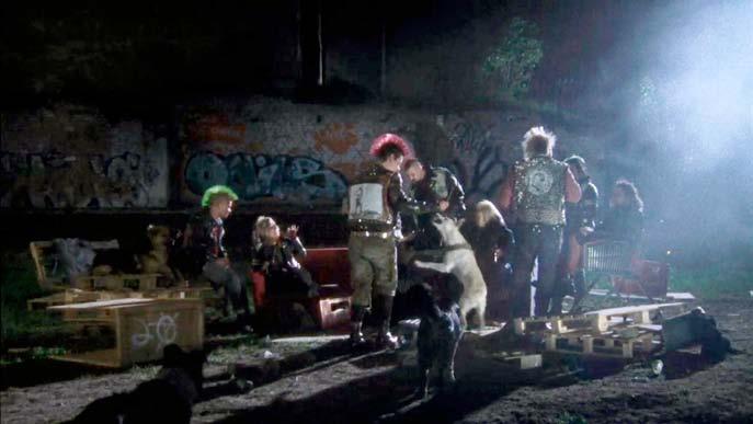 I verket Wir sind wieder da (2010) träffar vi en grupp punkare som i sin interaktion med hundar snarare framstår som en tableau vivant 4 än som en video.