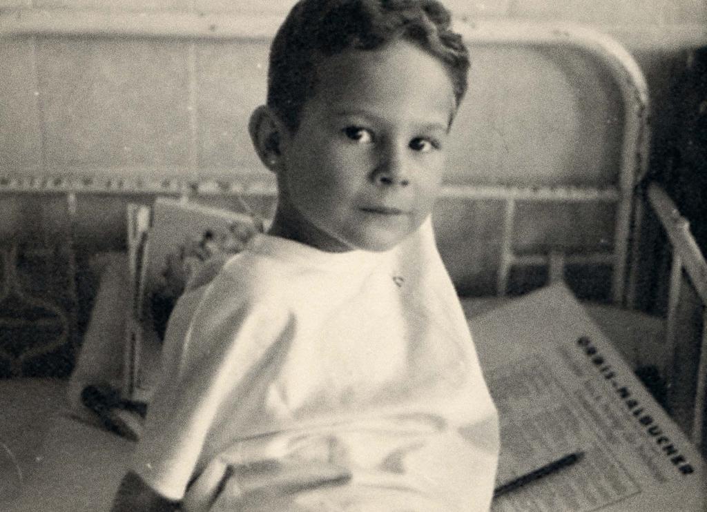 ROBERTS BERÄTTELSE Robert på en sjukhussäng. Berlin 1942-43 Foto: USHMM Robert var ett av alla de barn i Nazityskland som betraktades som livsovärdig.