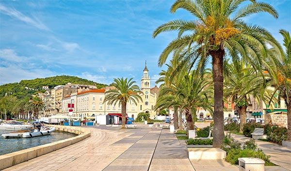 Efter lunch fortsätter vi till vårt hotell i Podstrana, rakt söderut om Split. På kvällen träffas vi igen för middag på hotellet.
