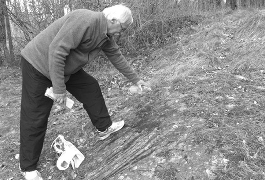 Masken vaskar fram ett namn i en berghäll i skogen bakom gamla Hagalund Här står: A Bondesson 8 maj 1921. u Erik Masken Eriksson tog mej med på en riktig nostalgitripp runt Krutbruket.