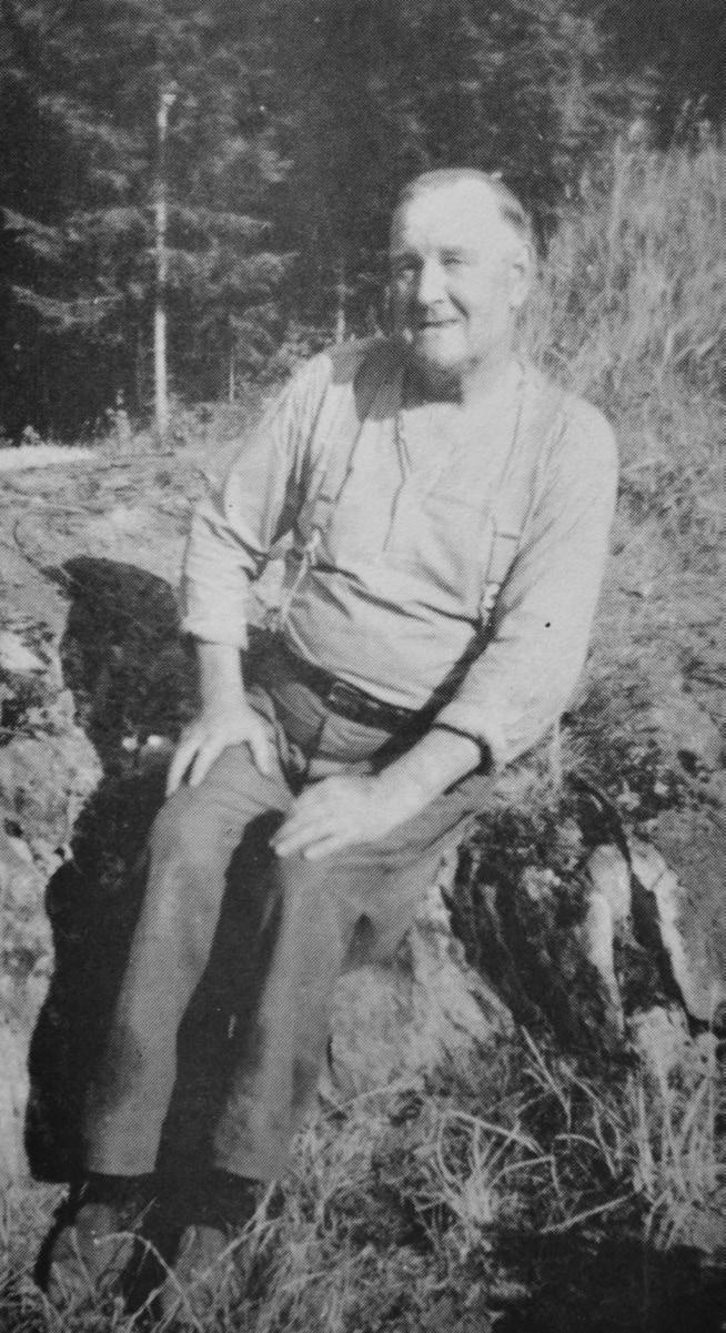 Vi letade en stund och sedan tog Masken fram borste och vatten och gnuggade fram inristningen. Där står: A Bondesson 8 maj 1921. Det är nog bara Masken Eriksson som känner till den inristningen.