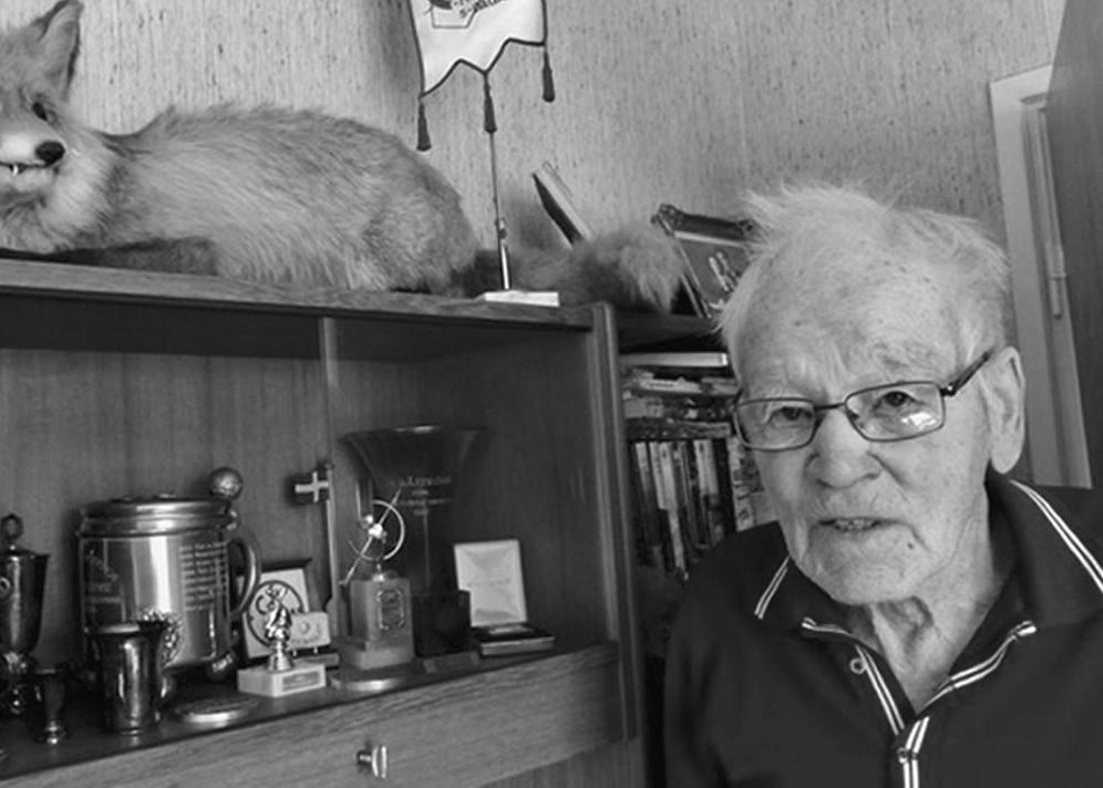 Lennart Kungen Pettersson vid sitt prisskåp. samtal. Men dottern Christina vill gärna att mammans berättelse ska finnas kvar och hon är alltså en av de 14 som berättar minnen från Åker.