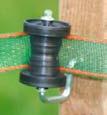 20-145-200 Långtidsisolator Elband 500:- En isolator med oerhört hög kvalitet. Passar till elband max 40 mm. Skruvas enkelt fast i stolpen med två skruvar. 10 st/påse. Kartong med 200 st Nr.