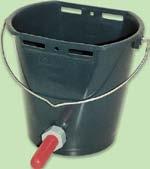 Kalvbar Nr. 75-001 Kalvbar Ekonomi 8 Liter 56:- Kalvbaren är av en enklare modell. Lätt att diska. Komplett med hink, röd gummi-napp och ventil. Lock och väggfäste finns som tillbehör.