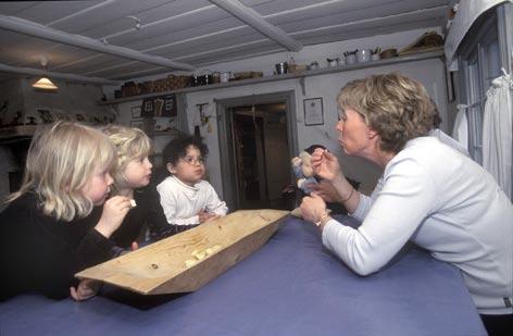Förmedling och publikarbete Besöksanläggningen Jamtli Jamtlis olika anläggningar tog år 2004 emot 172 000 besök varav 47 400 barn.