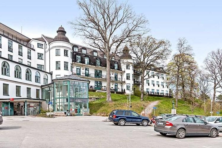 Saltsjöbadens sjukhus Saltsjöbadens privata sanatorium öppnades 1895 av den 32-åriga Clara Smitt. Patienterna behandlades med elektriska ljusbad och oljegnidning.