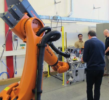 FOTO: DAG TOIJER Hellre skulle man ha någon typ av smarta handskar, som registrerar hur montören vill att roboten ska röra sig.