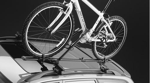 y Cykelhållare 89 Op. no. 89176 S40, V40 (lås ingår) För lasthållare med T-spår 9192 484-5 Delad hjulskena, med förmonterad ramhållararm och hjulhållare. Tre cyklar får plats på taket.