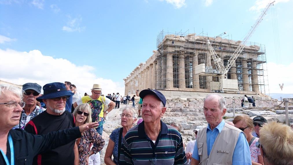 Akropolis är en stor byggarbetsplats.