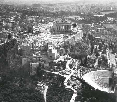 Idag kan en turist för priset av 12 euro lösa en inträdesbiljett till Akropolis, klippan som höjer sig över staden Athen.