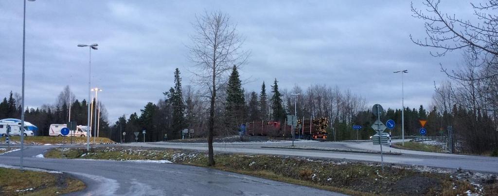 parkeringar och uppställningsplatser till handel och verksamheter. Verksamheterna bidrar också till att det finns ett stort antal utfarter mot genomfartsvägen.