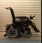 B2 Eldriven rullstol med motoriserad styrning - Tänkt att använda mest ute, lite inne Patient har inga eller mindre behov av lägesändringar i sittande. Rullstolen används vanligtvis dagligen.