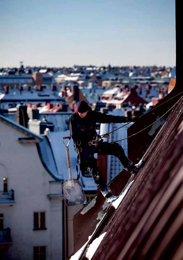 Om du ska arbeta med snöskottning måste du vara minst 18 år, ha rätt skor, skyddslina och övrig utrustning.