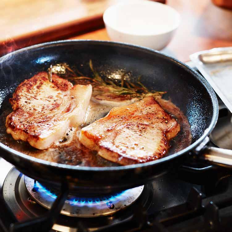 Tillagningsmetoder Steka i panna Låt köttet bli rumstempererat, torka av ytan och krydda. Hetta upp en stekpanna med smör, olja eller en blandning av båda.