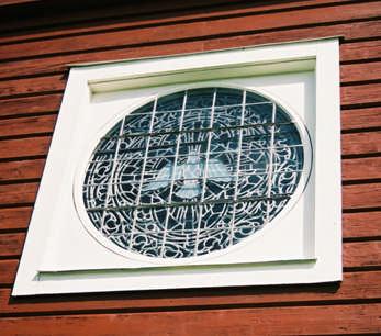Korfönstret efter restaurerin gen (bild nr 09m22/17). Inne i karmen har en tätningslist satts fast. Två stycken extra hakar har satts fast på korfönstrets insida, nu finns där sex stycken.