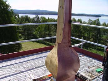 En ny trästomme tillverkades och ny kopparplåt lades (foto Bertil Andersson 030). Smide Kors Korset högst upp på tornspiran togs ned i och med renoveringen och har målats med svart linoljefärg.